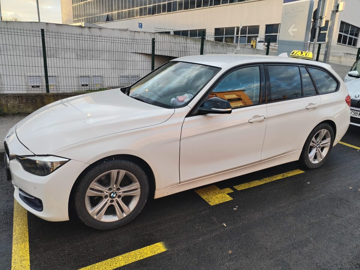 BMW 3 Touring taxi on parking pickup